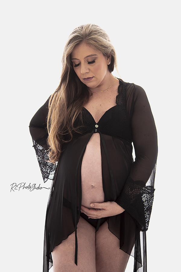 Foto de gestante com robi preto em fundo branco