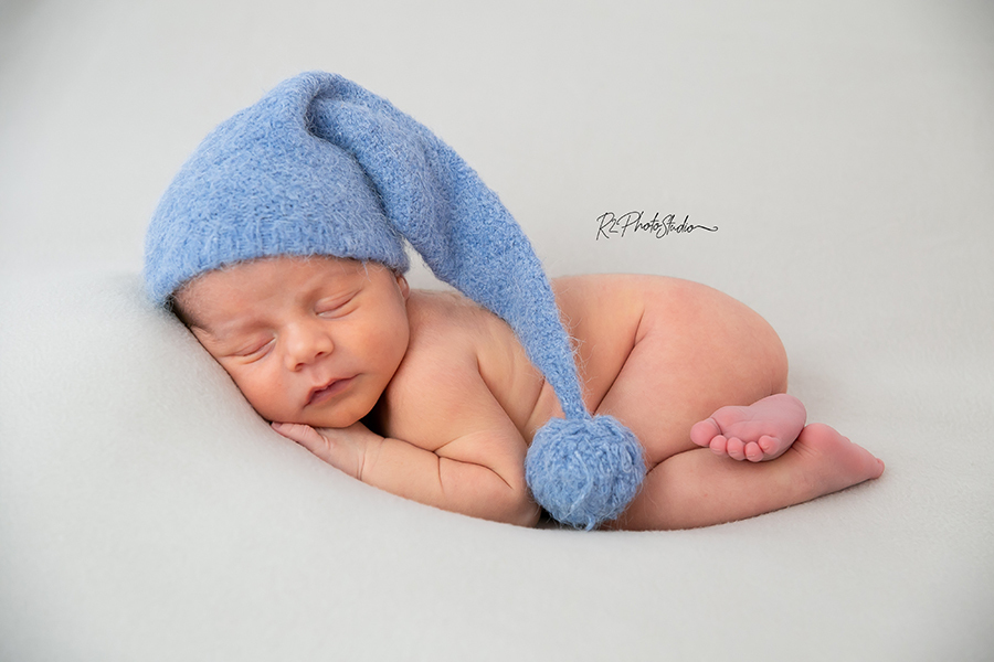 foto de bebe peladinho com gorrinho