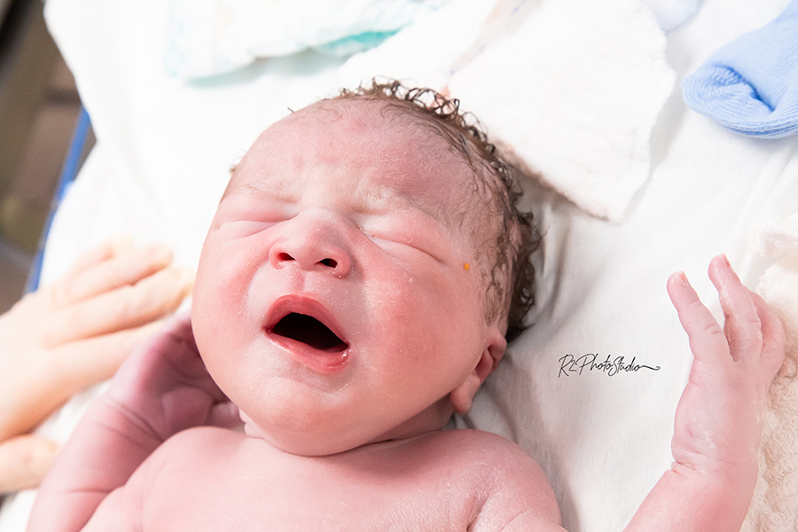 Foto do bebe sendo examinado