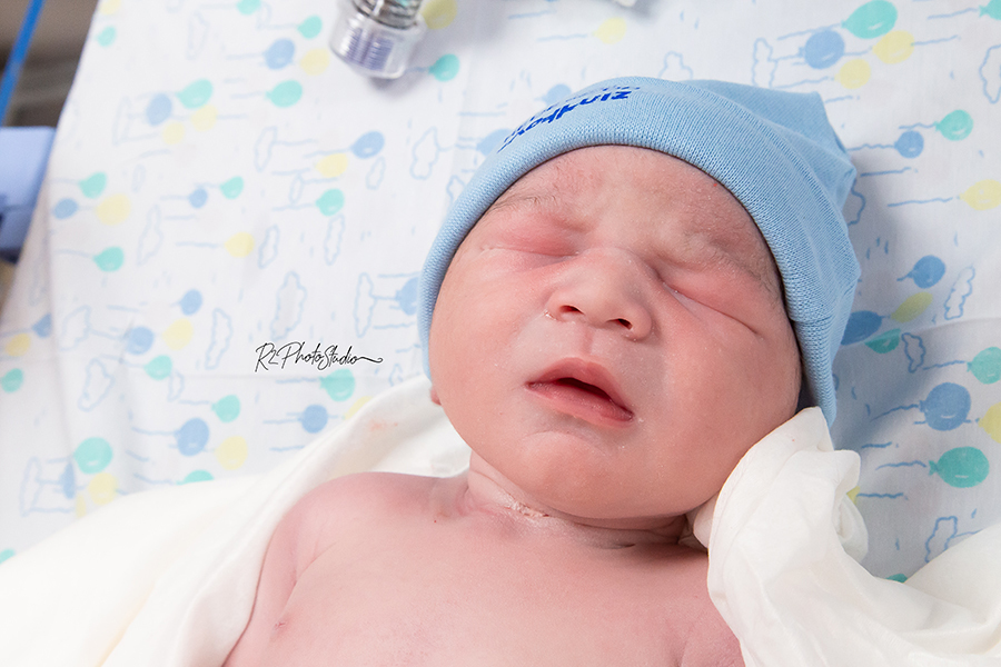 Foto do bebe descansando após o parto