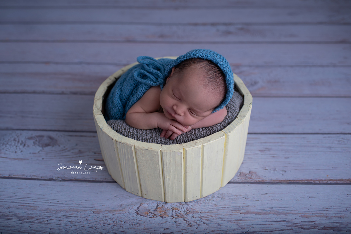 Newborn menino piso madeira branca