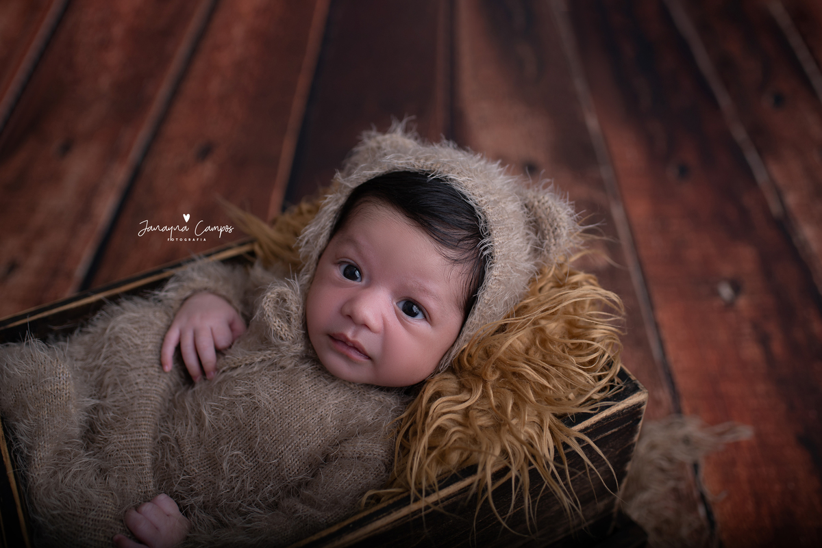 Ensaio newborn fundo de madeira 