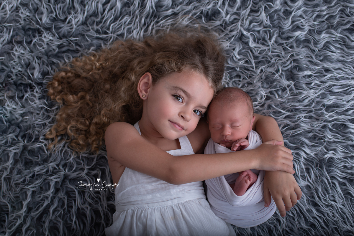 Newborn irmã fundo cinza 