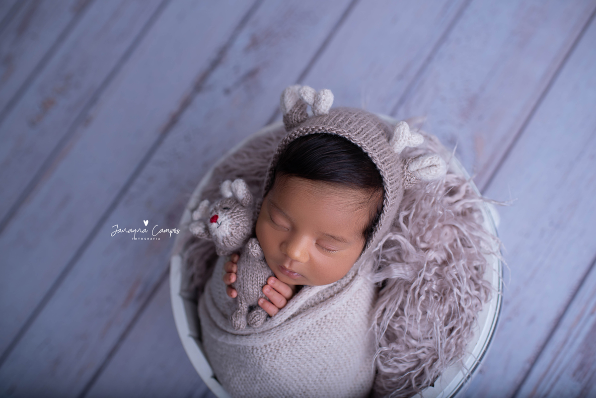 Ensaio newborn fundo madeira clara