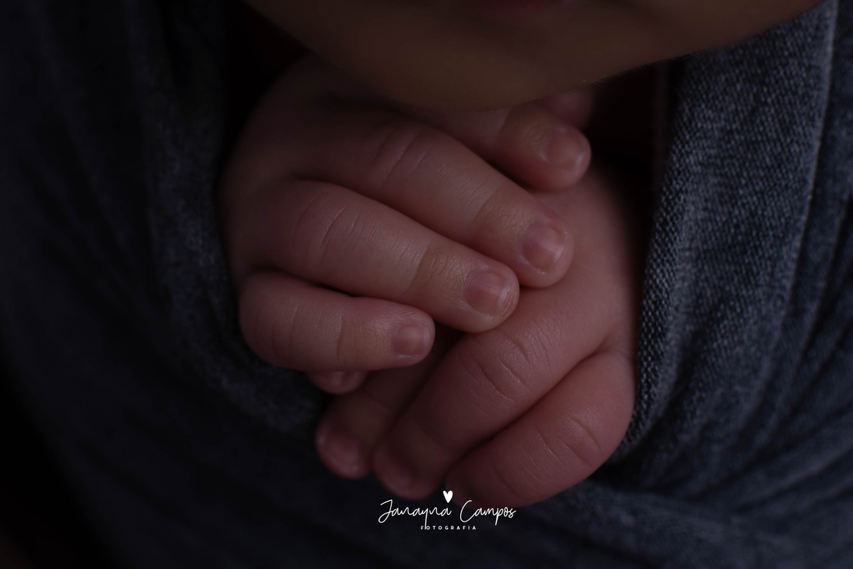 Newborn detalhes mãos 