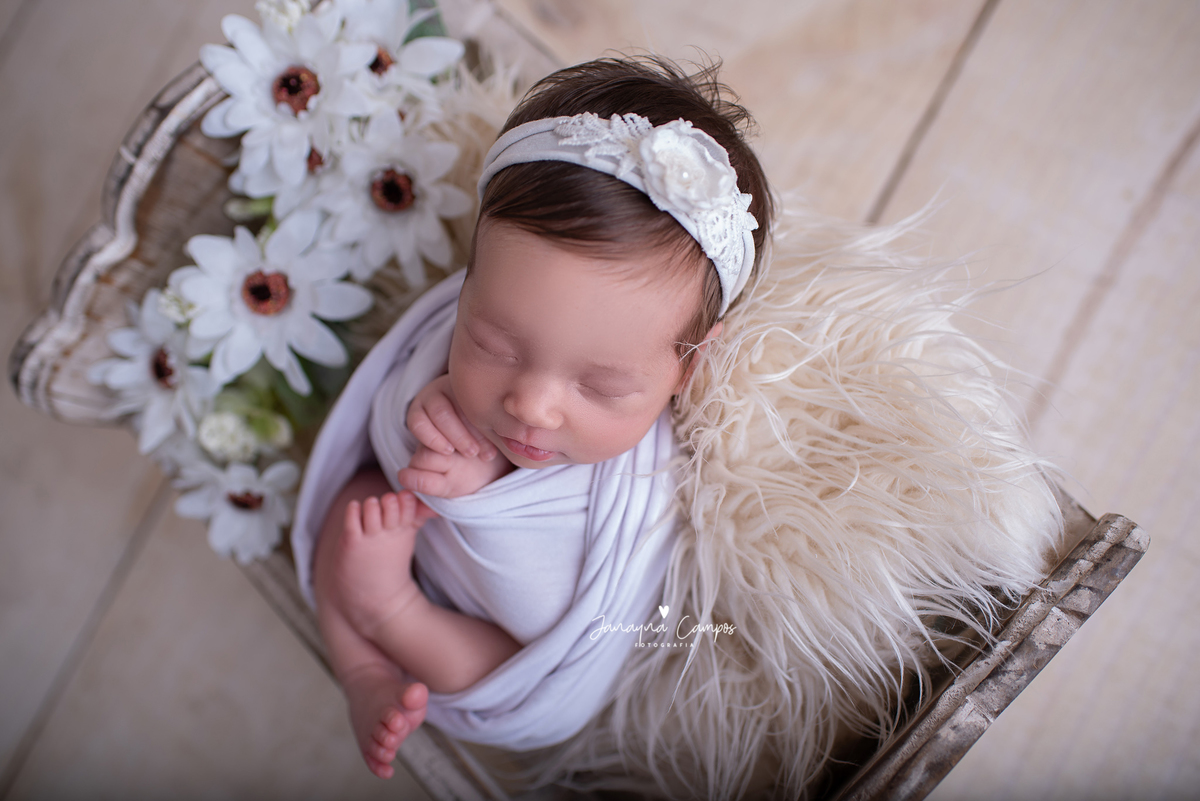 Ensaio newborn menina com flores