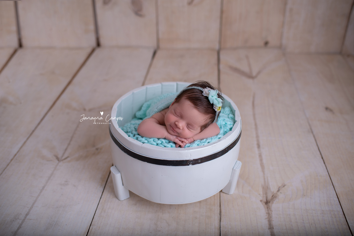 Newborn menina madeira claro