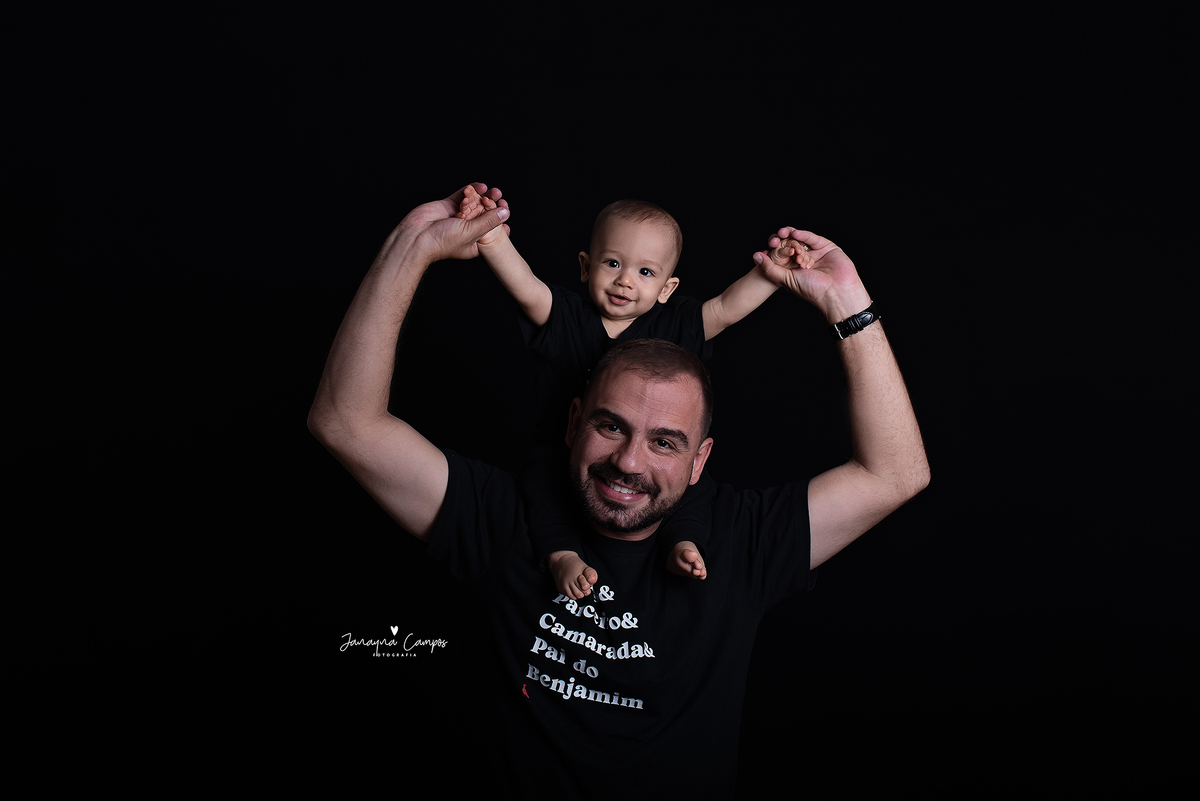 Acompanhamento do bebê fundo preto