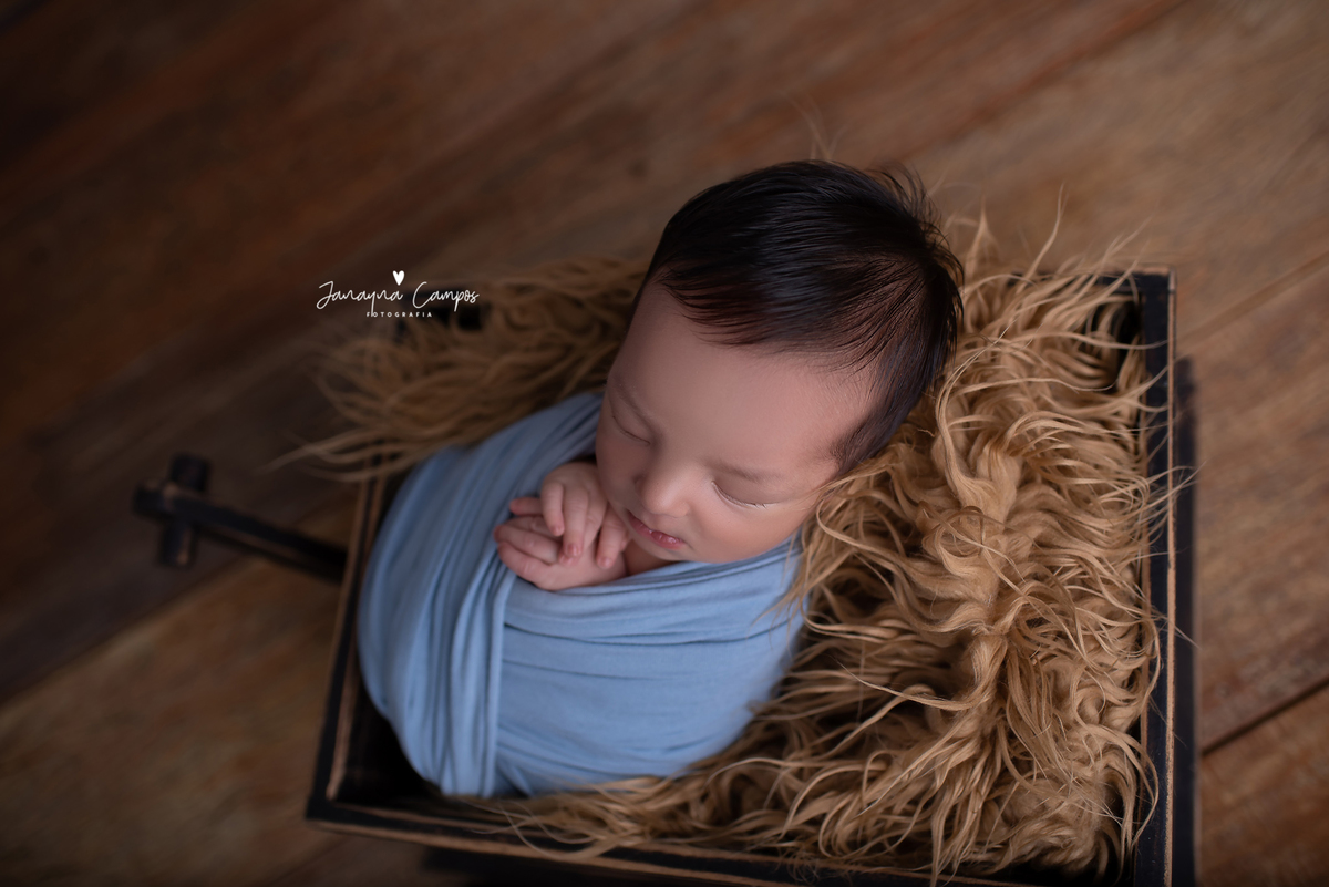 Ensaio newborn fundo de madeira