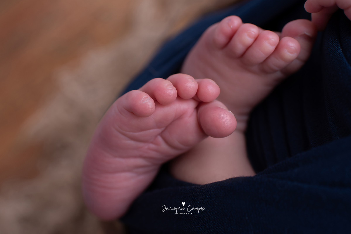 Newborn menino detalhes pés 