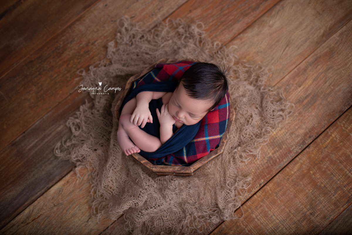 Newborn menino fundo de madeira