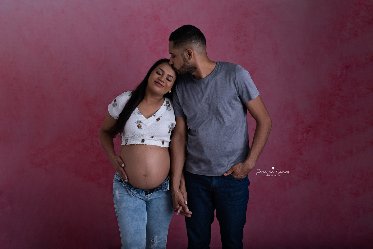 Ensaio gestante marido fundo rosa