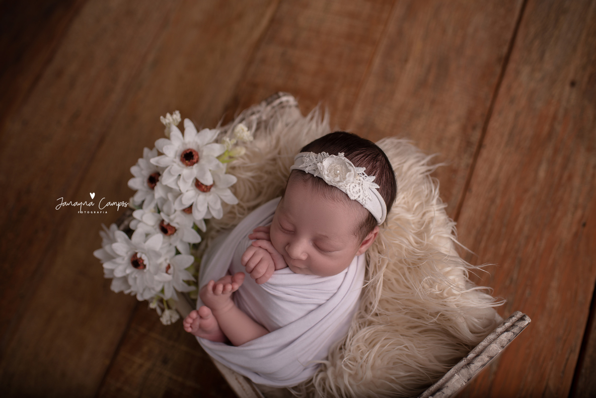 Ensaio newborn com flores