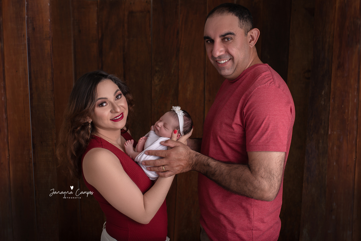 Ensaio newborn fundo amadeirado 