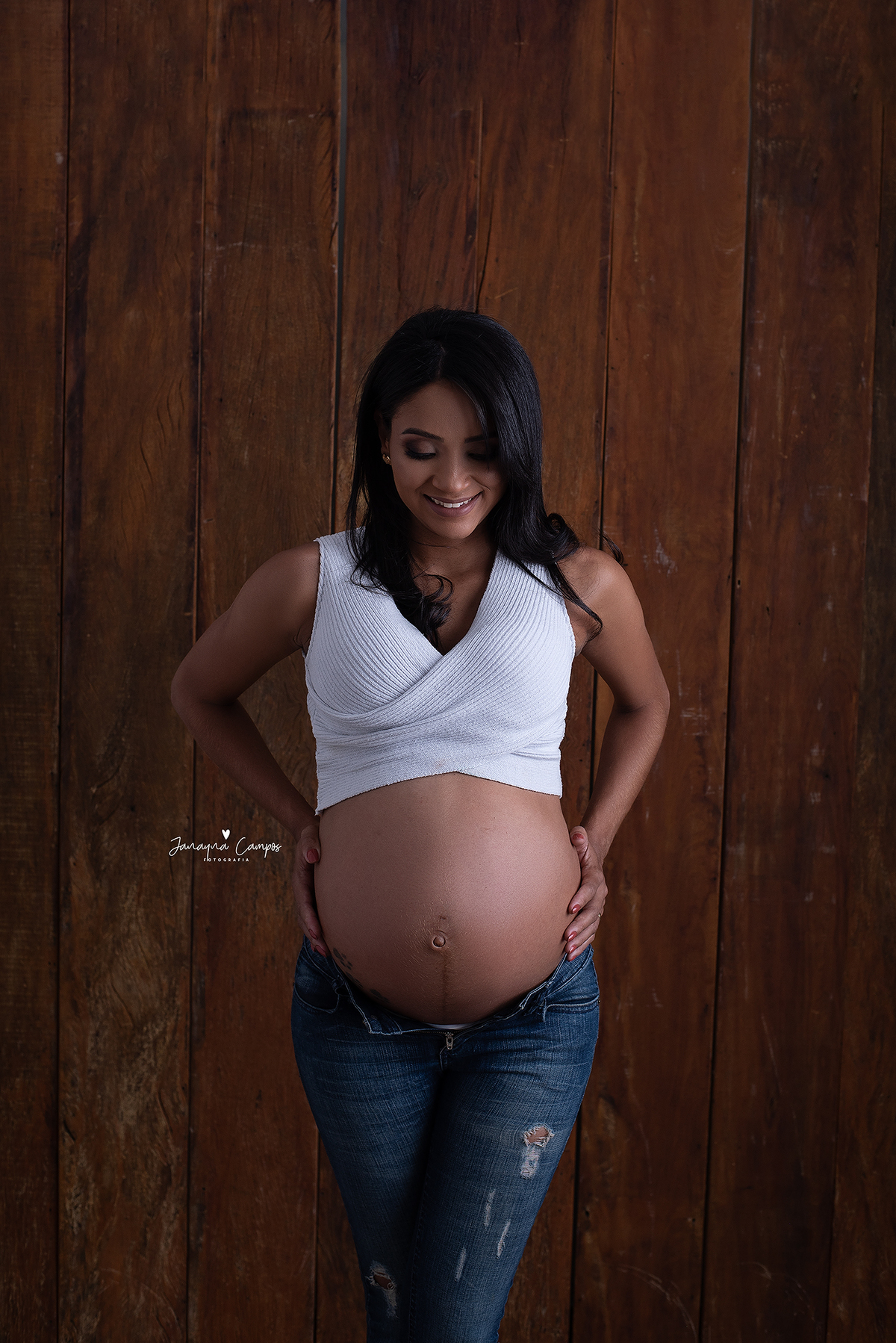 Ensaio gestante fundo amadeirado