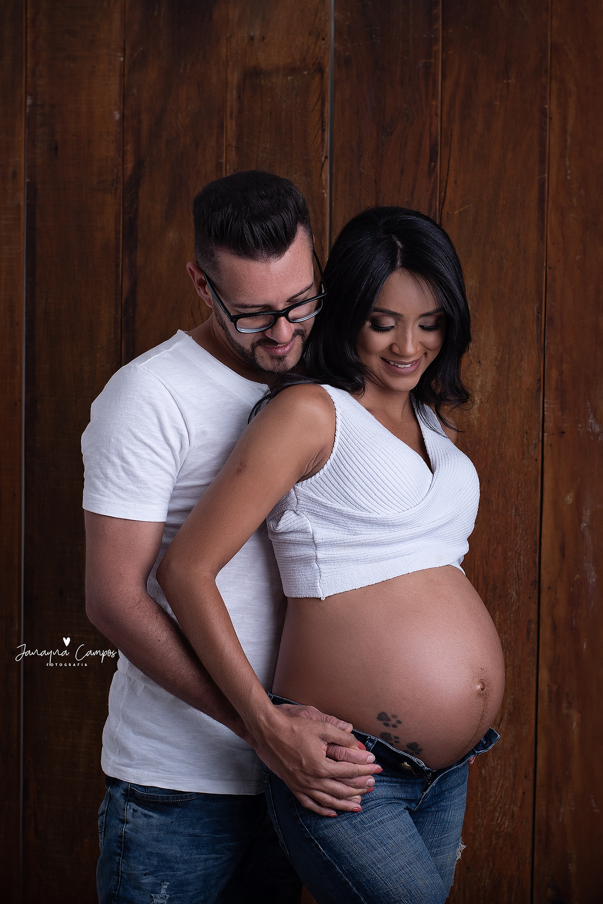 Ensaio gestante fundo amadeirado