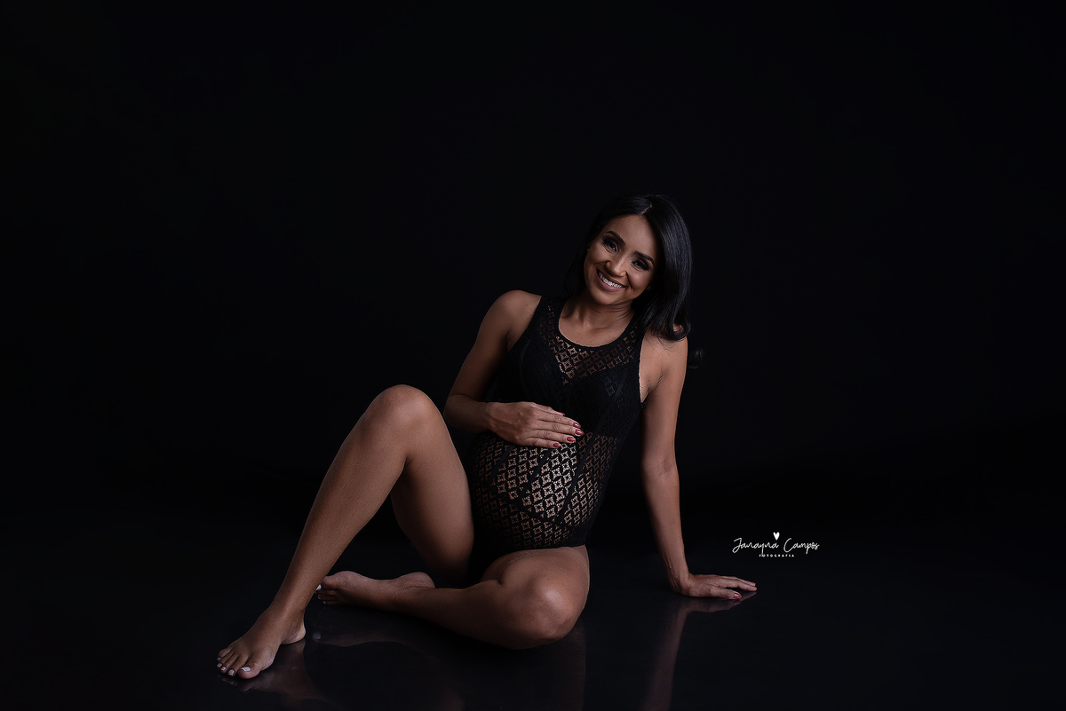 Ensaio gestante fundo preto