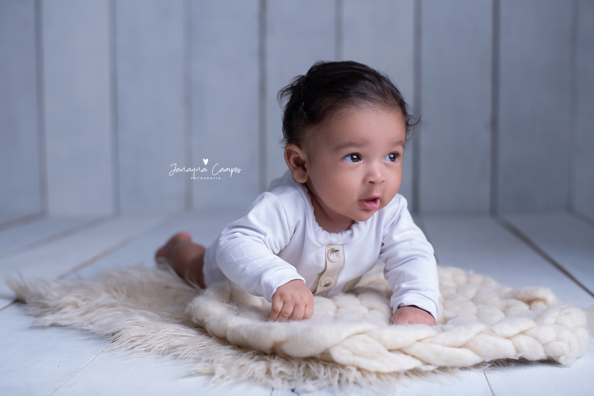 Acompanhamento do bebê fundo branco