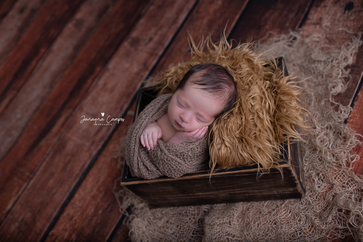 Ensaio newborn fundo amadeirado