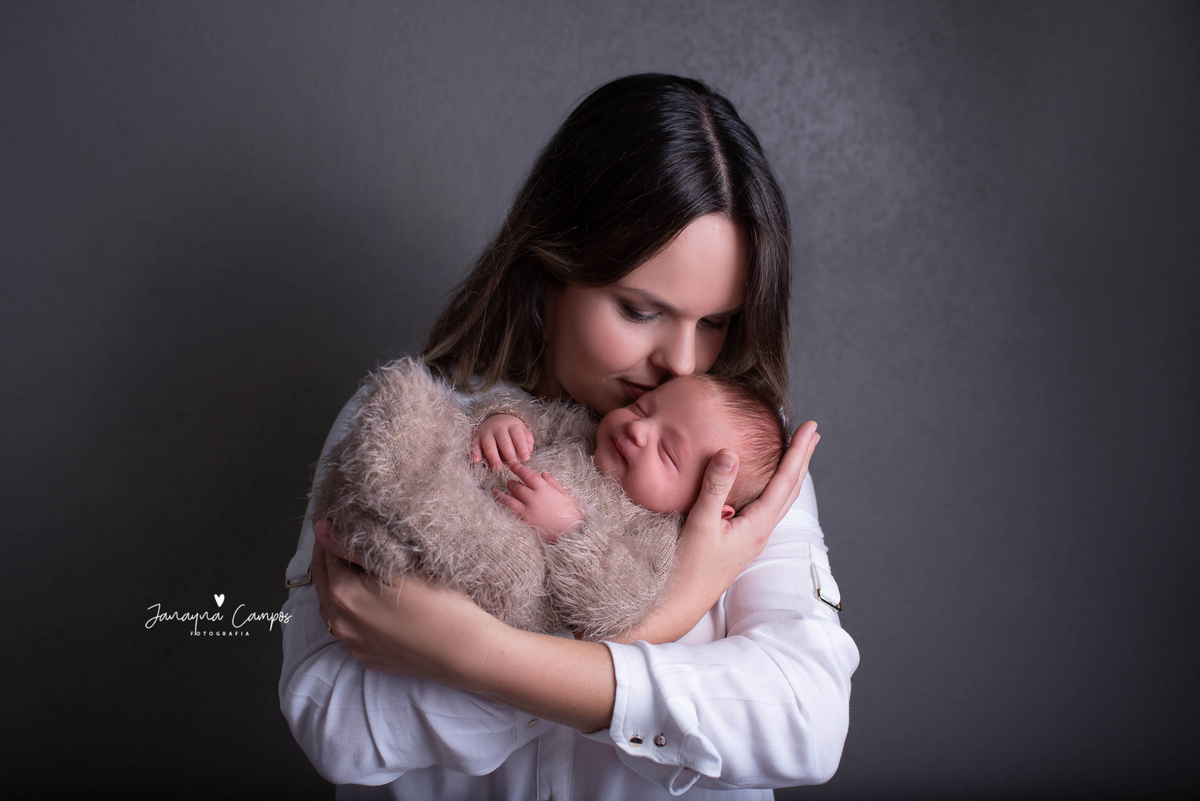 Newborn em casa menino mãe