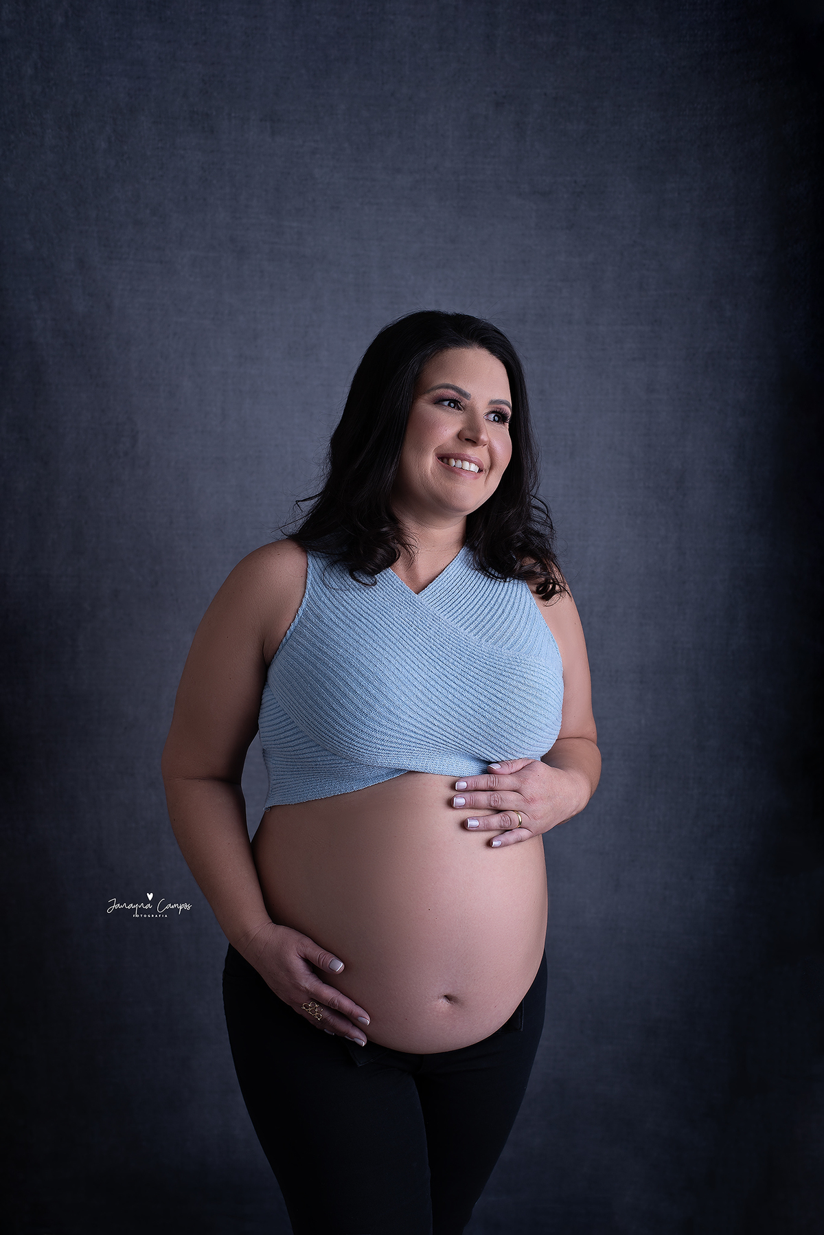 Gestante fundo cinza