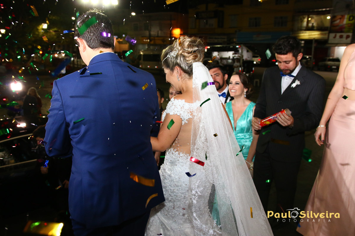 confetes noivos saída