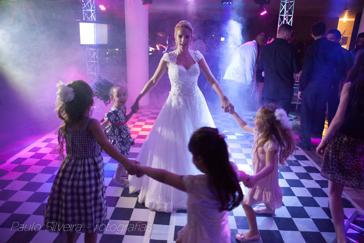 noiva dançando crianças