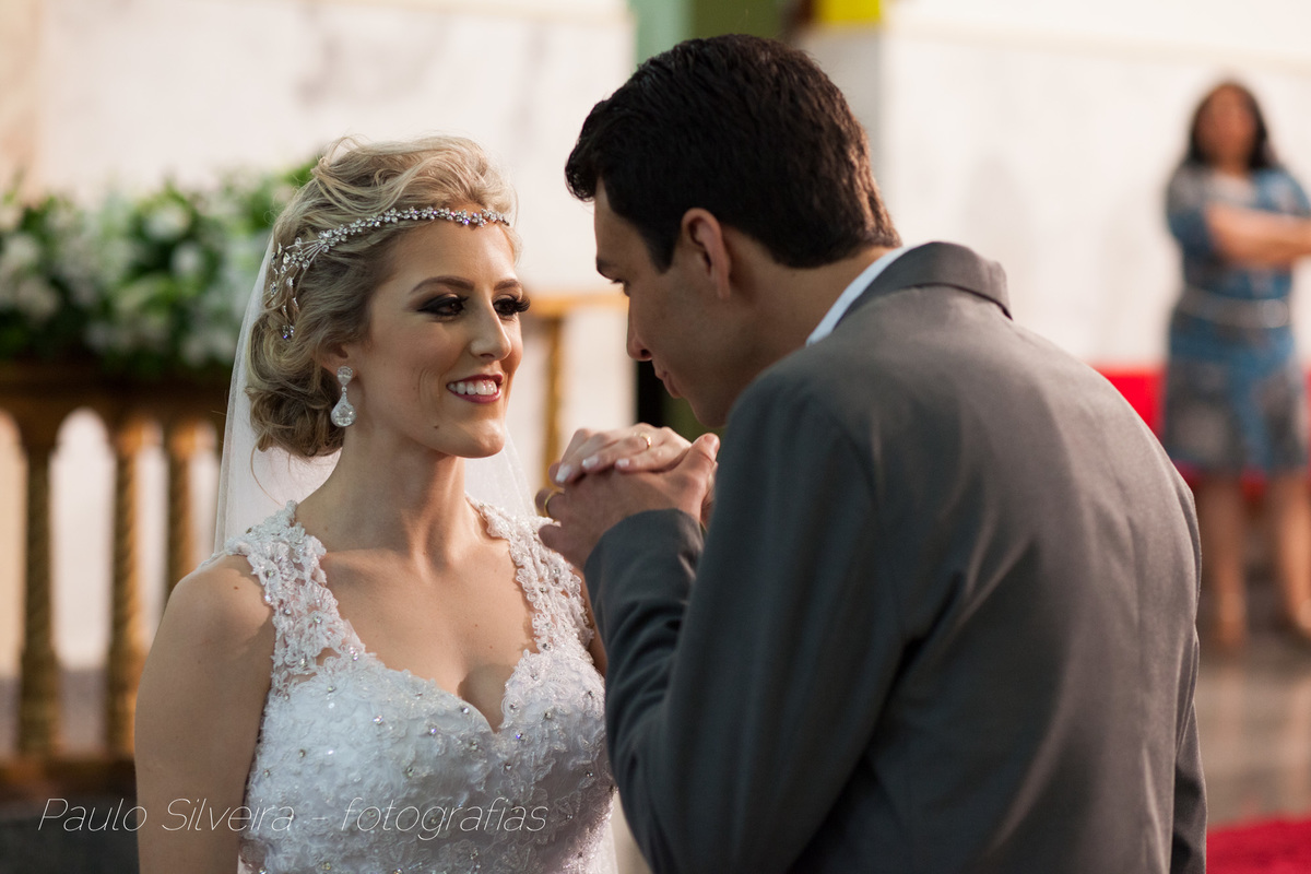 noivo beijando mão noiva