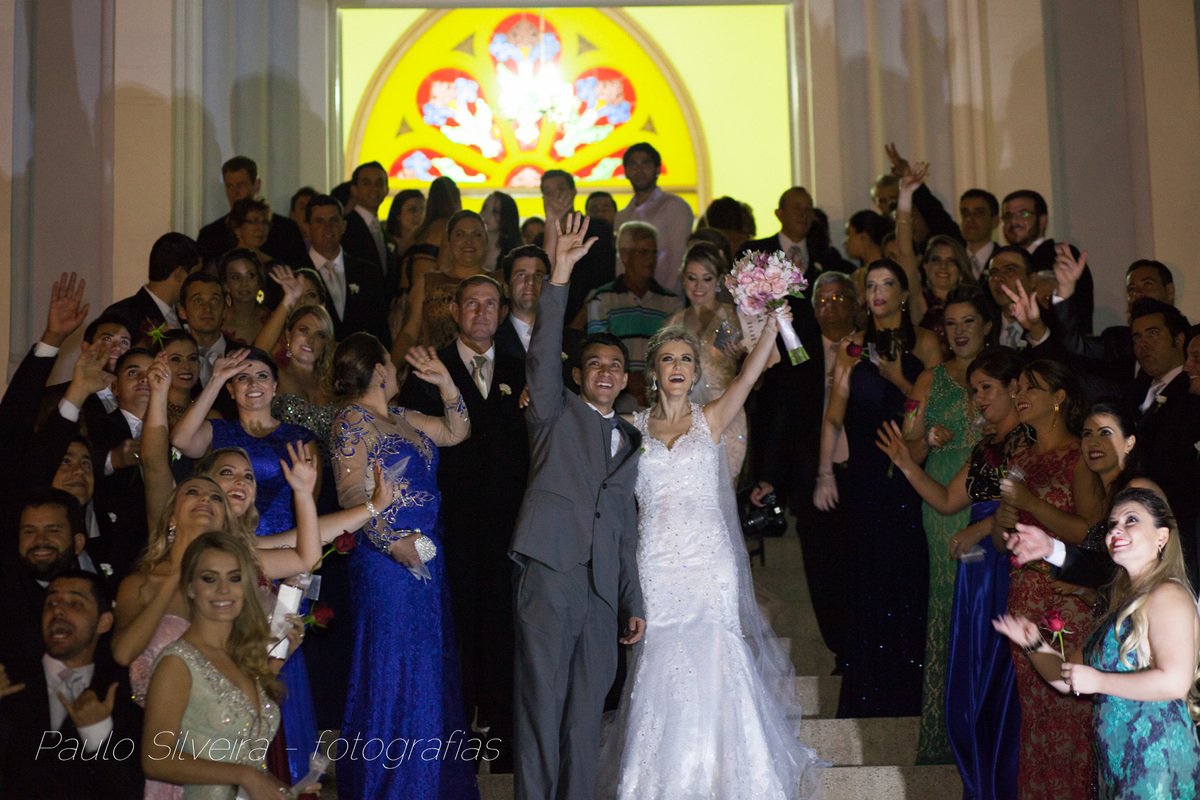 foto noivos padrinhos saída