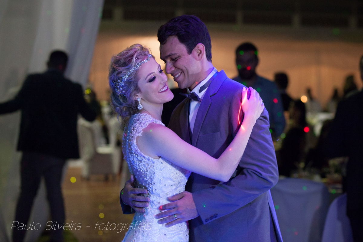 noivos apaixonados festa
