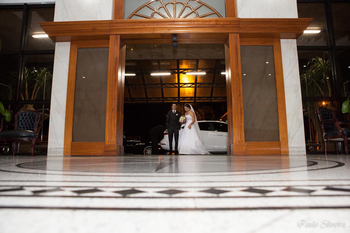 noivos entrando no marques Plaza hotel