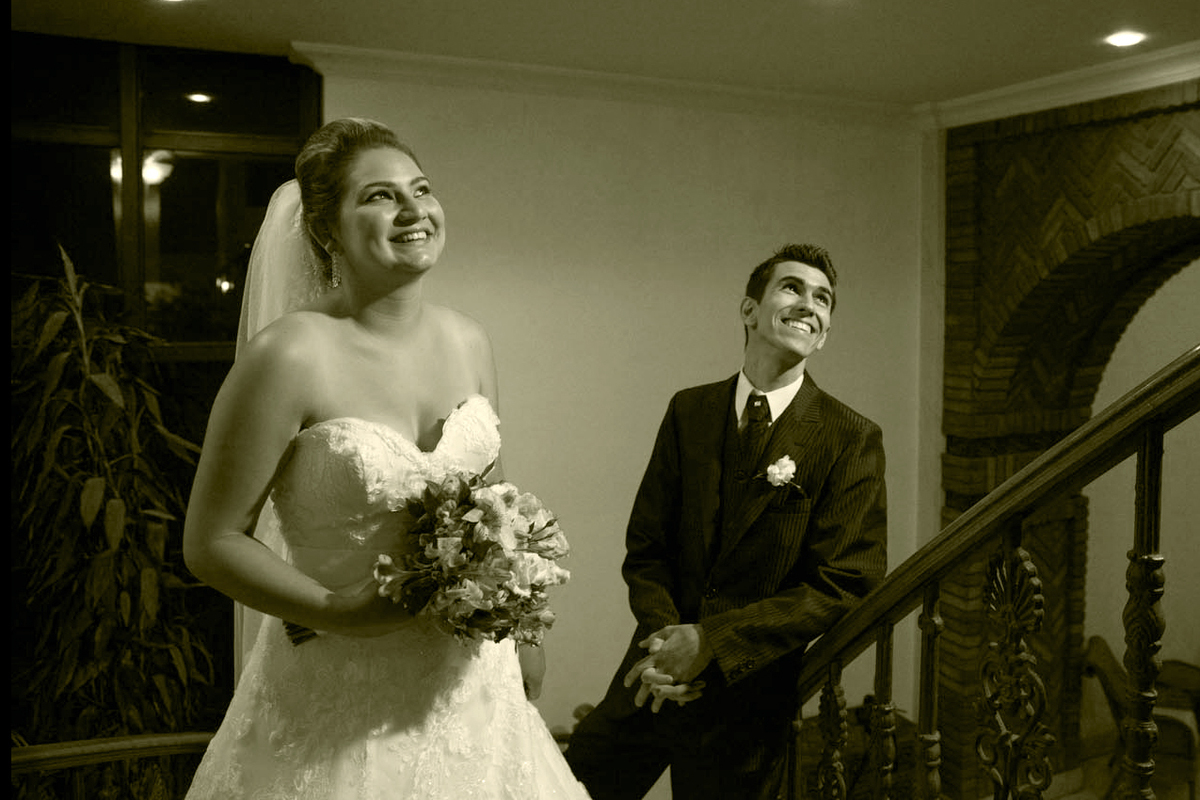 sepia noivos na escada