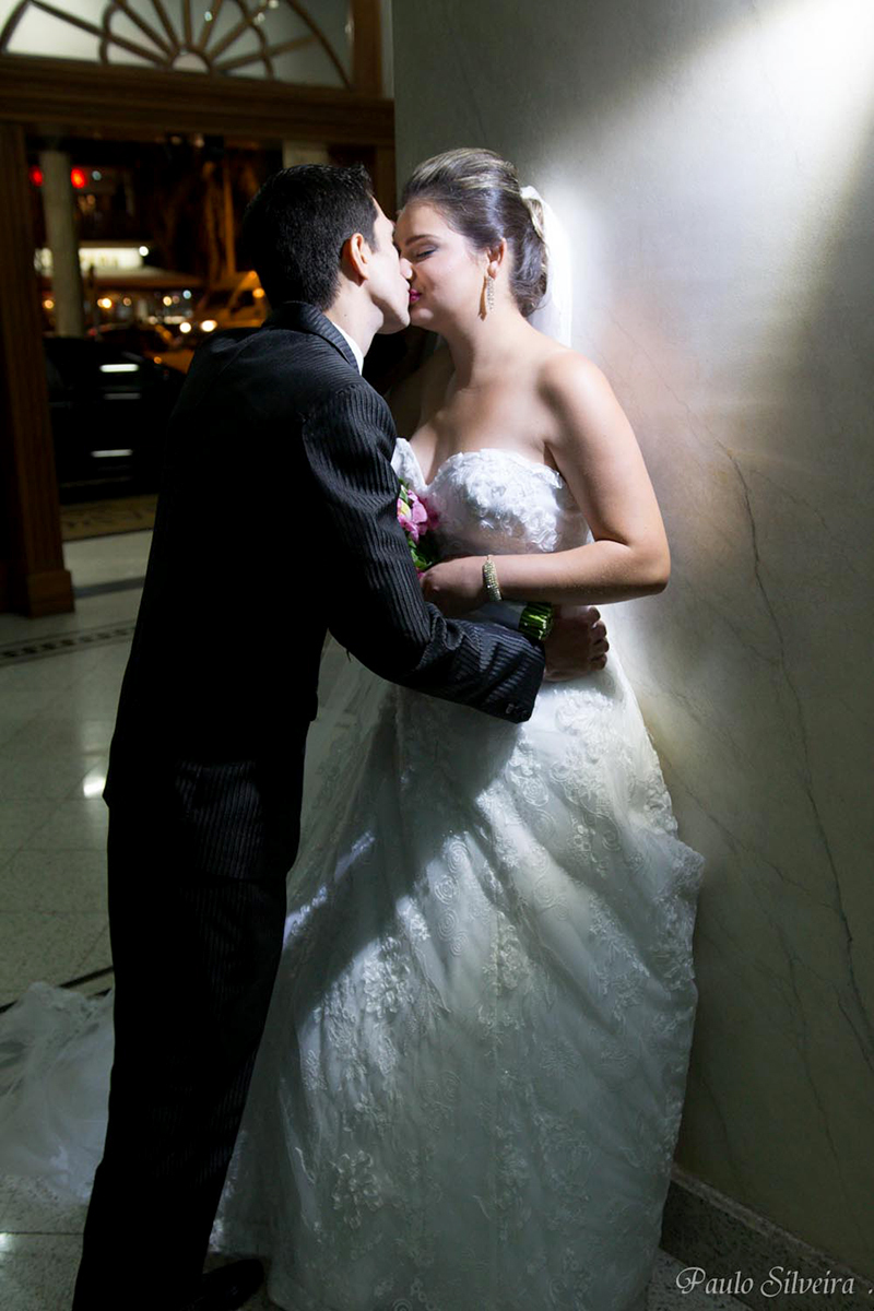 noivos com luzes na coluna de marmore