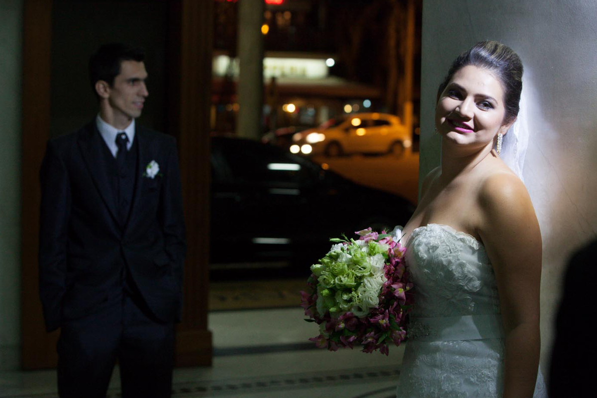 noiva com buque noivo olhando encantado