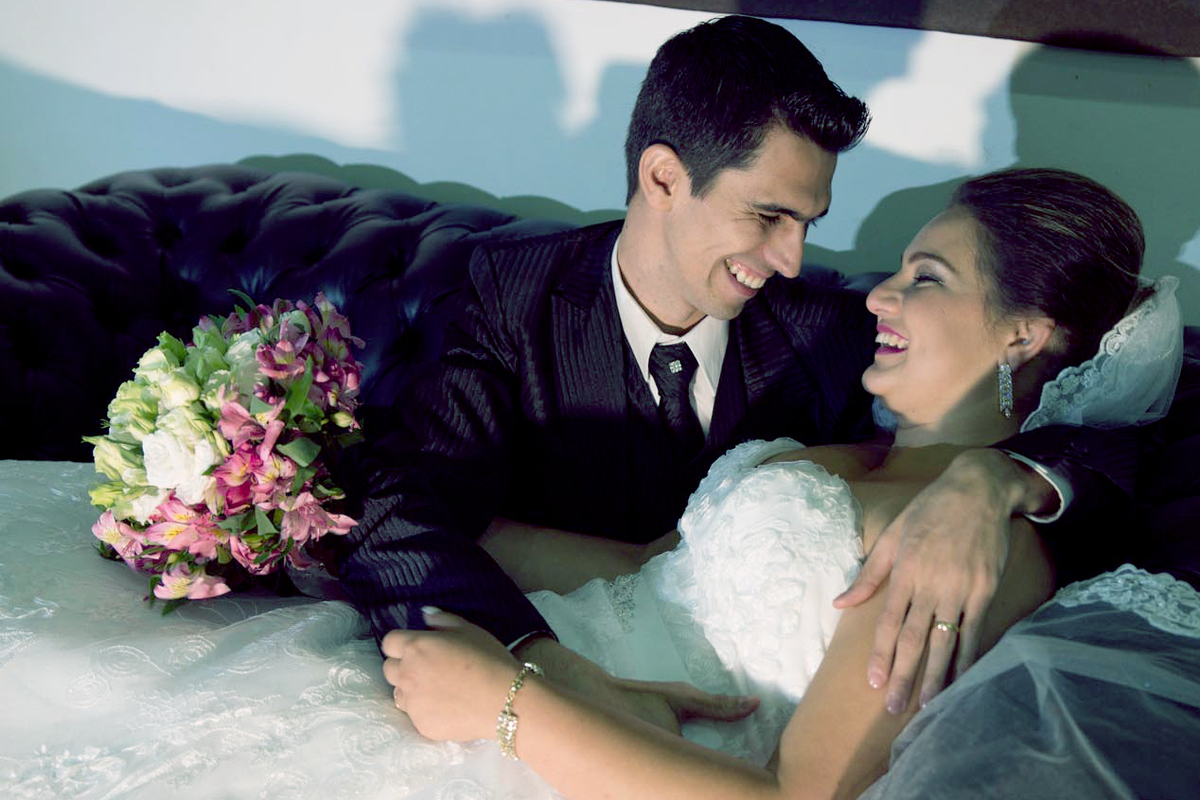 noivos sentados em sofá de hotel marques Plaza