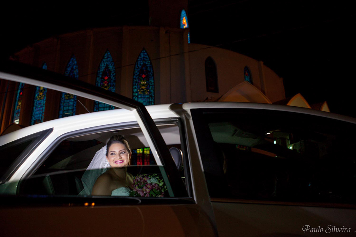 noiva chegando carro branco