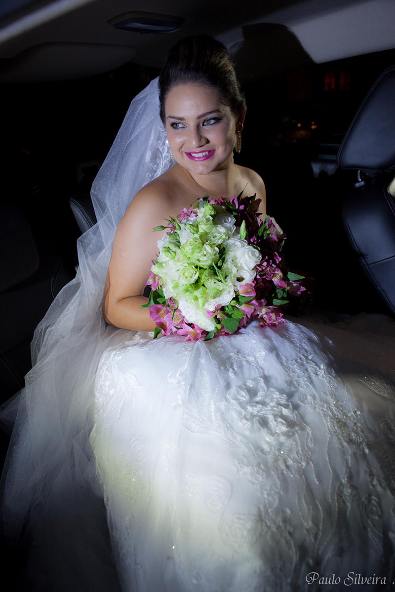 noiva linda com buque no carro