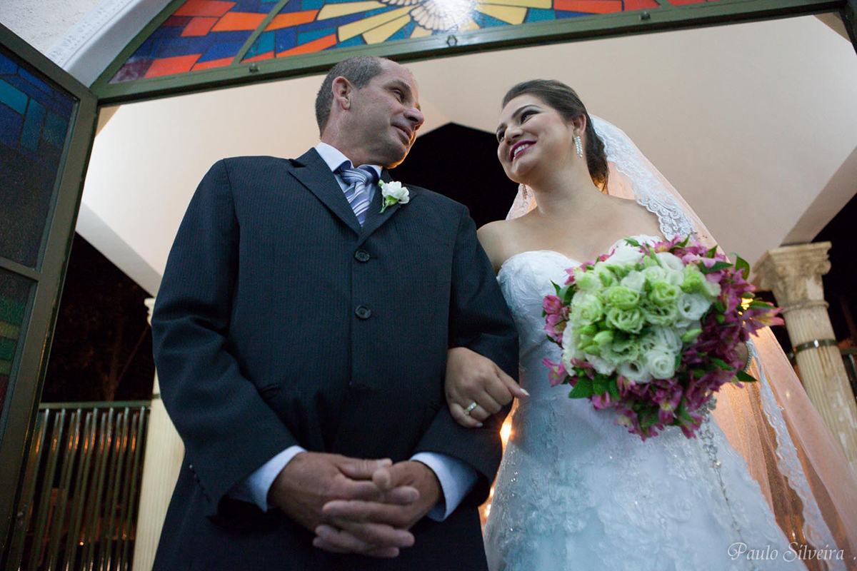 pai da noiva na porta da igreja