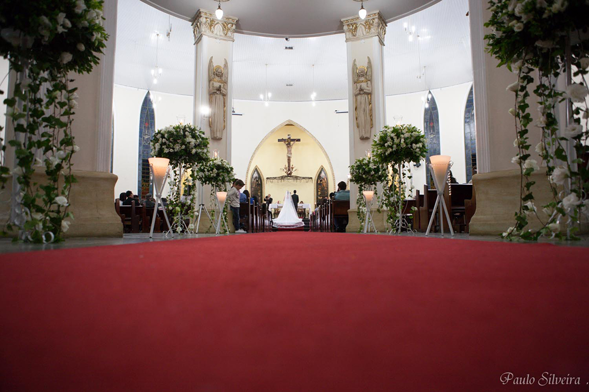 decoração na igreja noivos ao fundo