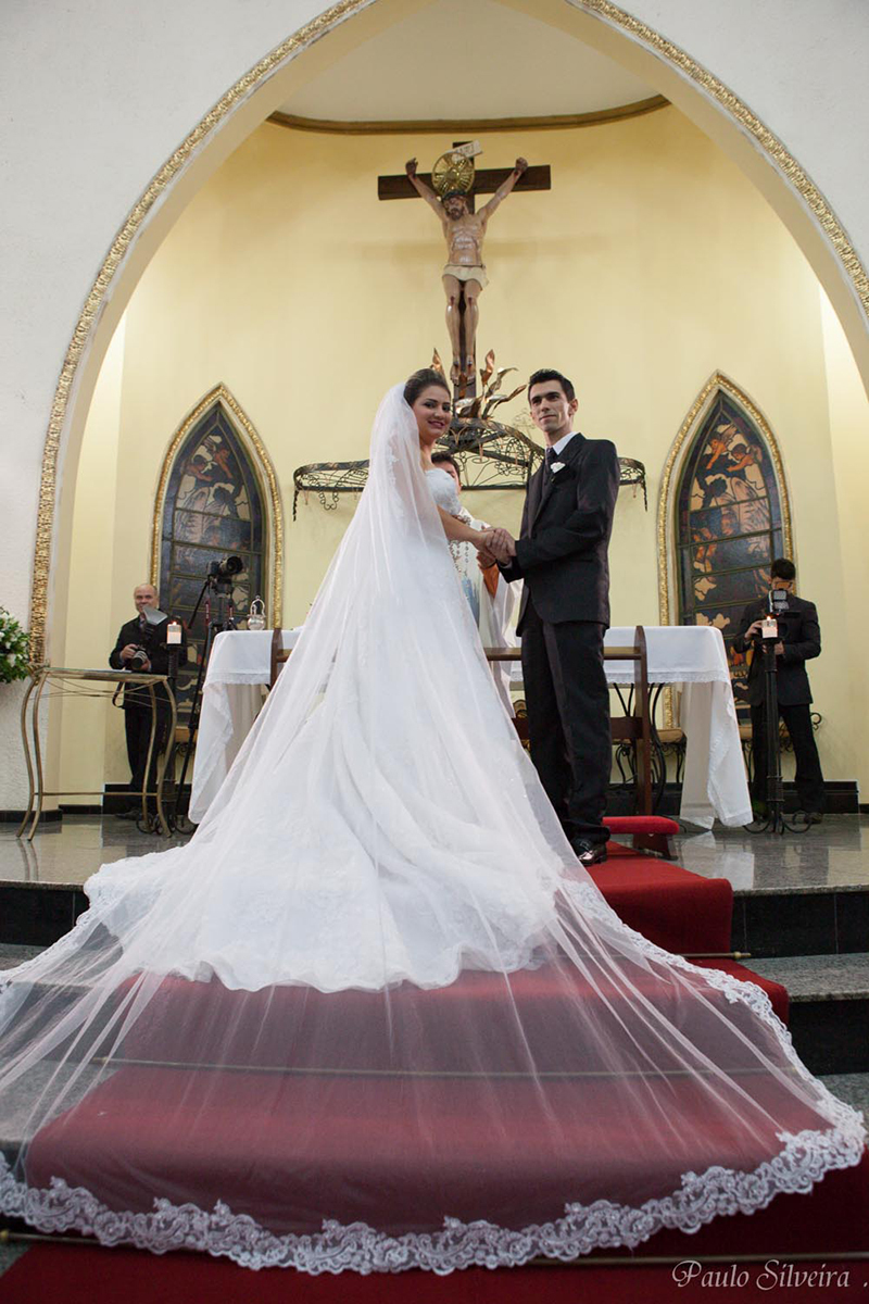 noivos olhando para igreja