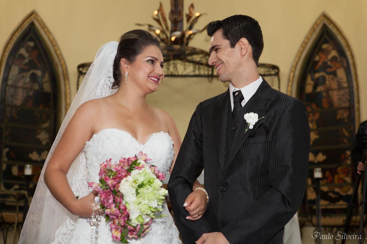 noivos trocando olhares no altar