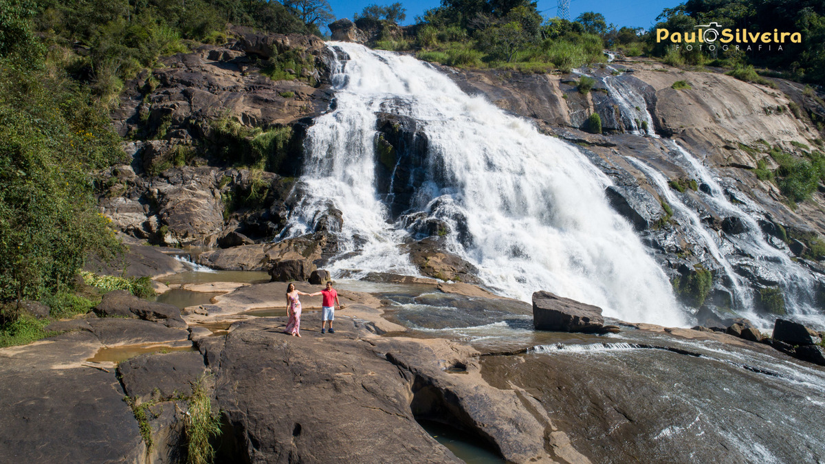cachoeira linda com casal brincando sobre as pedras - cascata das antas 