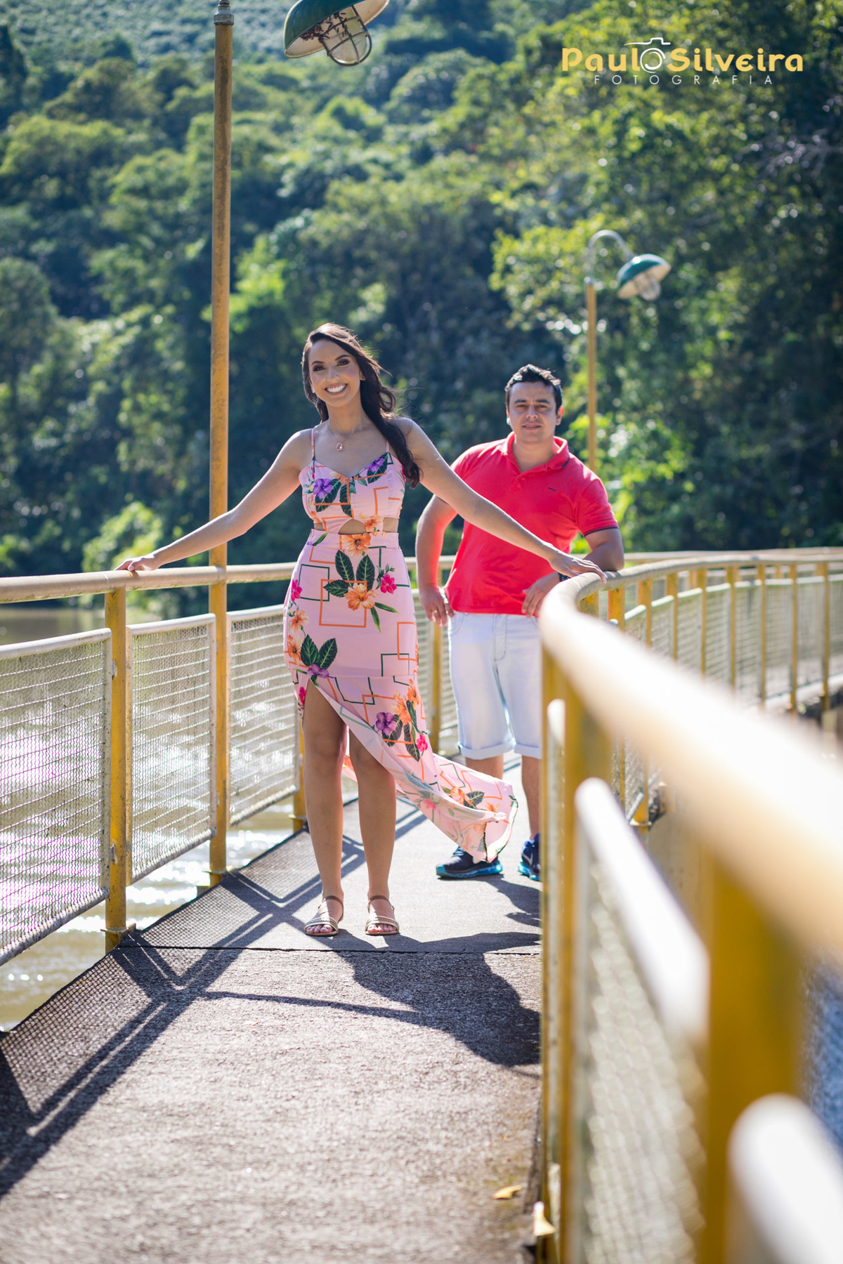 ponte sobre as águas, casal ao vento, sol e natureza - cascata das antas