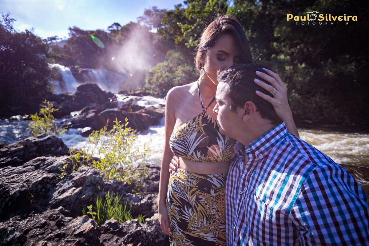 lindo casal romantismo e troca de olhares - cachoeira véu das noivas