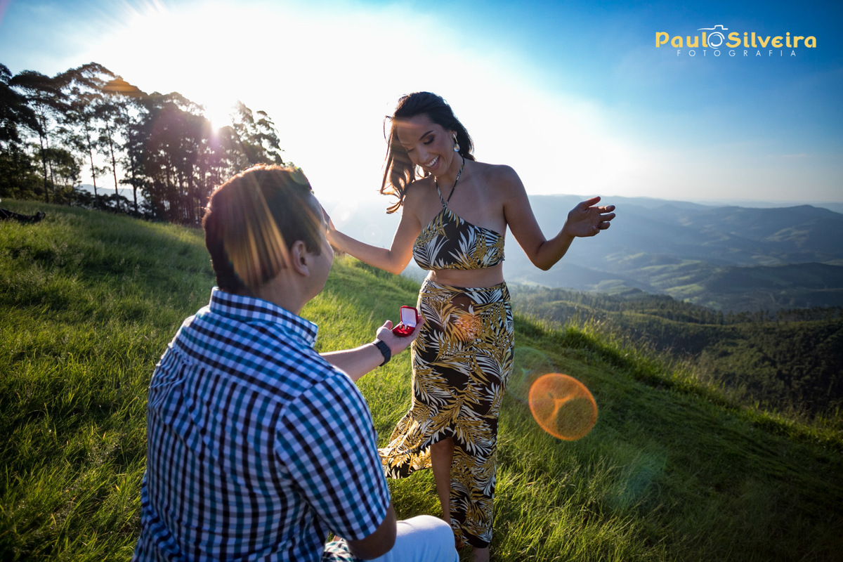 pedido de casamento ao por sol em rampa de voo livre