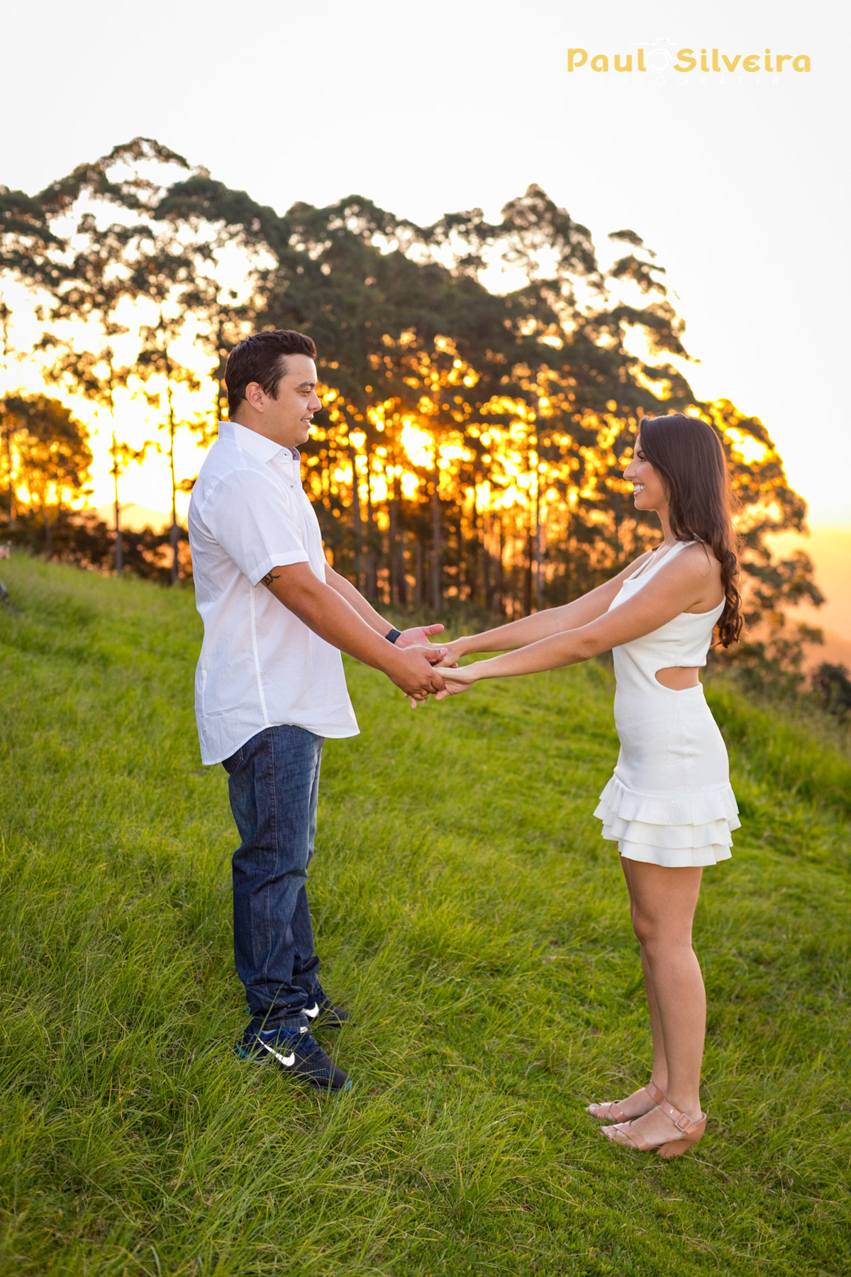 casal em foto ao por do sol - rampa de voo livre