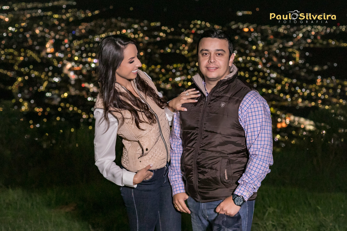foto noturna em cristo redentor em poços de caldas cidade ao fundo