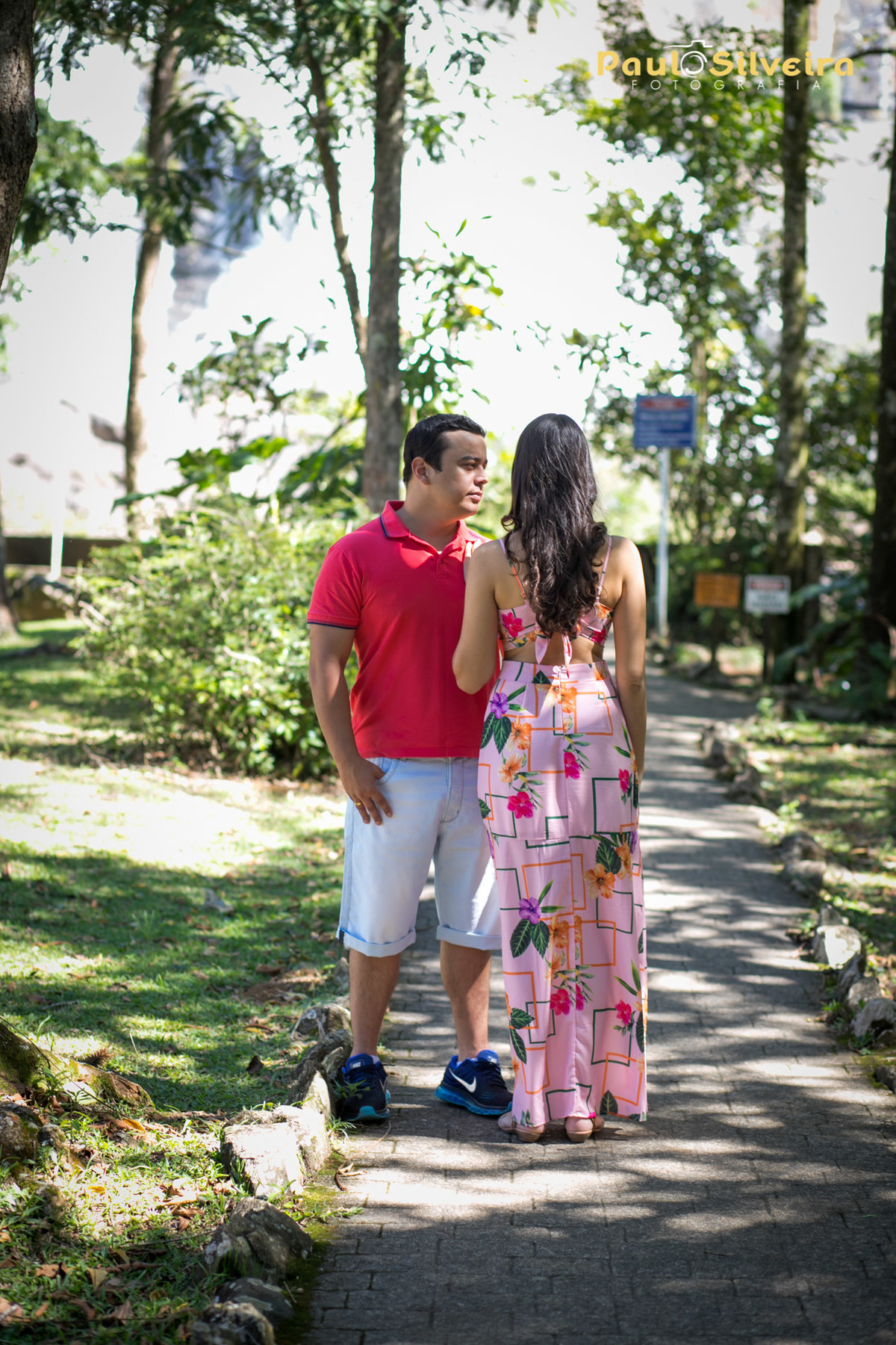 noivos em foto romântica cascata das antas
