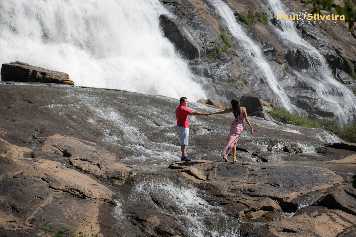 cachoeira maravilhosa, casal em pose descontraída, cascata das antas