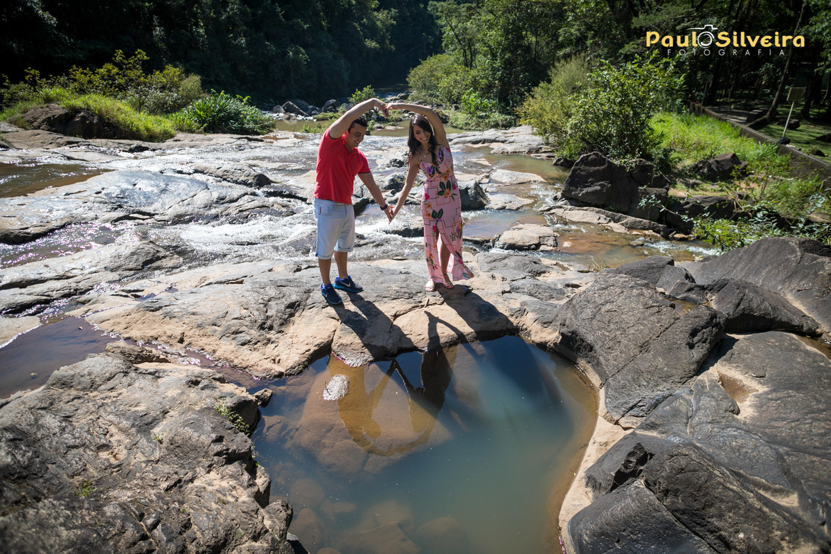 foto criativa, noivos brincando com pose de coração, cascata das antas